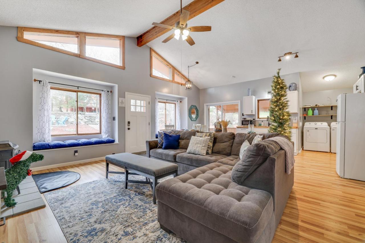Premier Cozy Cabin - Free Amenities & Comm Indoor Pools Bushkill Extérieur photo