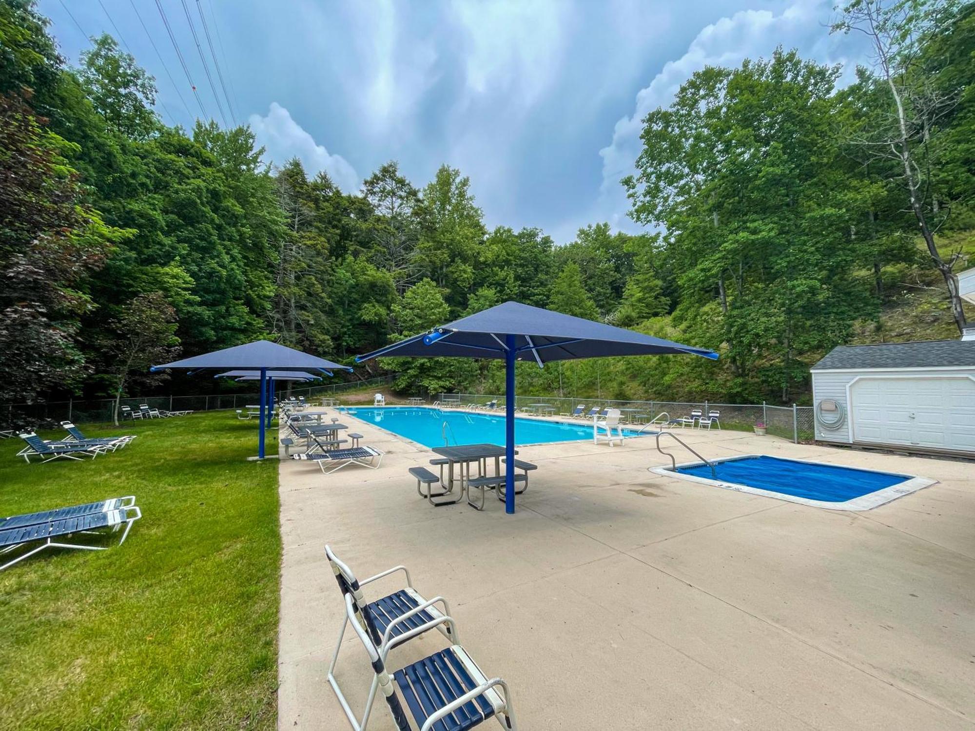 Premier Cozy Cabin - Free Amenities & Comm Indoor Pools Bushkill Extérieur photo